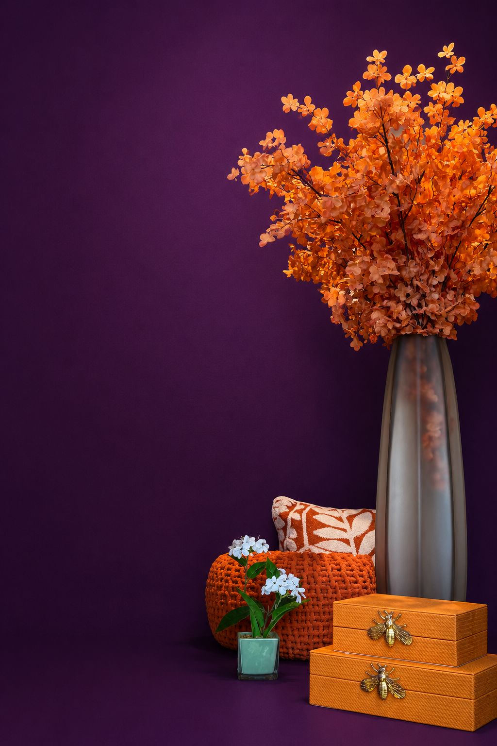 Palmeira areca artificial em escritório luxuoso com paredes roxo açaí